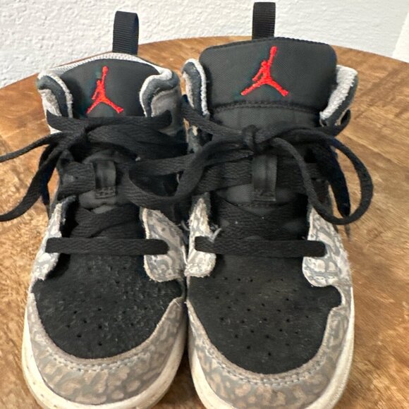 Nike Air Jordan 1 Mid SE - Picture 2 of 9